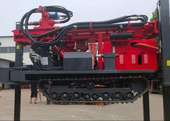 ST 200 Crawler montado en una plataforma de perforación con barras de perforación de 76 mm para perforación en áreas rocosas
