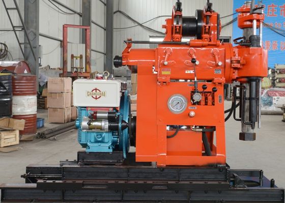 Muestra del suelo y muestra de la roca que perfora la máquina de la prueba del SPT